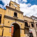 Proseguiamo lungo via Vittorio Veneto per un altro centinaio di metri. Sulla sinistra appare l'arco di accesso al centro storico del rione: una struttura color sabbia arricchita da cornicioni e decorazioni in pietra bianca